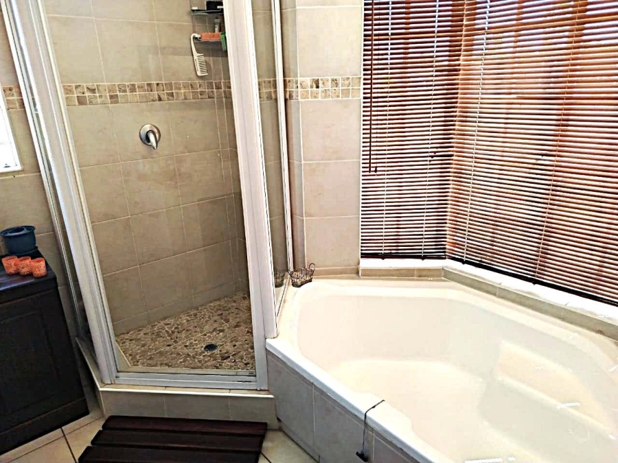 6 Bedroom Property for Sale in Vaal Dam Free State
